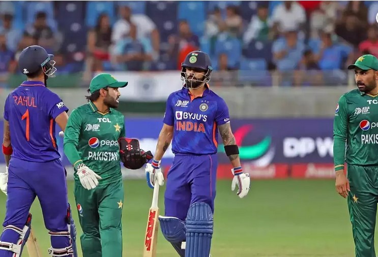 ফের বৃষ্টিতে বন্ধ ম্যাচ, ২ উইকেট হারিয়ে চাপে পাকিস্তান 
