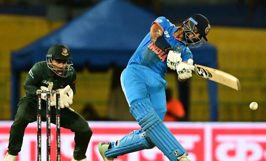 ম্যাচ হারের পরও নিজের দলের যে ক্রিকেটারের সুনাম করলেন রোহিত