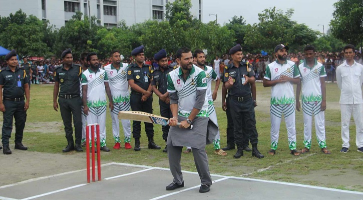 কারা বন্দীদের সাথে ক্রিকেট খেললেন মাশরাফি

