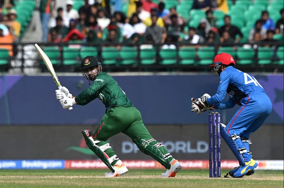 লিটন বোল্ড,তানজিদ রানআউট তিনে মিরাজ