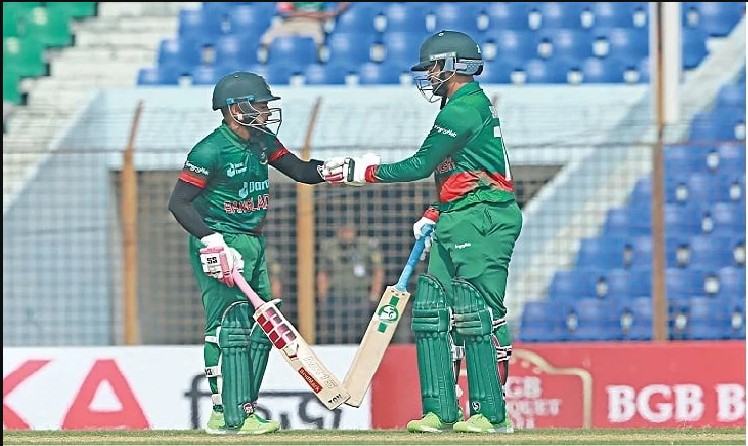 বাংলাদেশকে টেনে তোলার চেষ্টায় সাকিব-মুশফিক