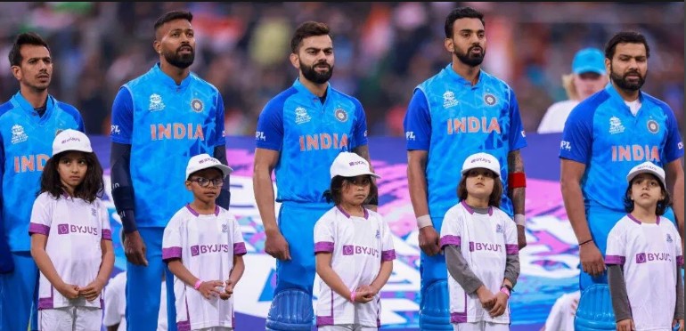 এই মাত্র পাওয়াঃ মৌমাছির কামড়ে আহত ভারতীয় ক্রিকেটার