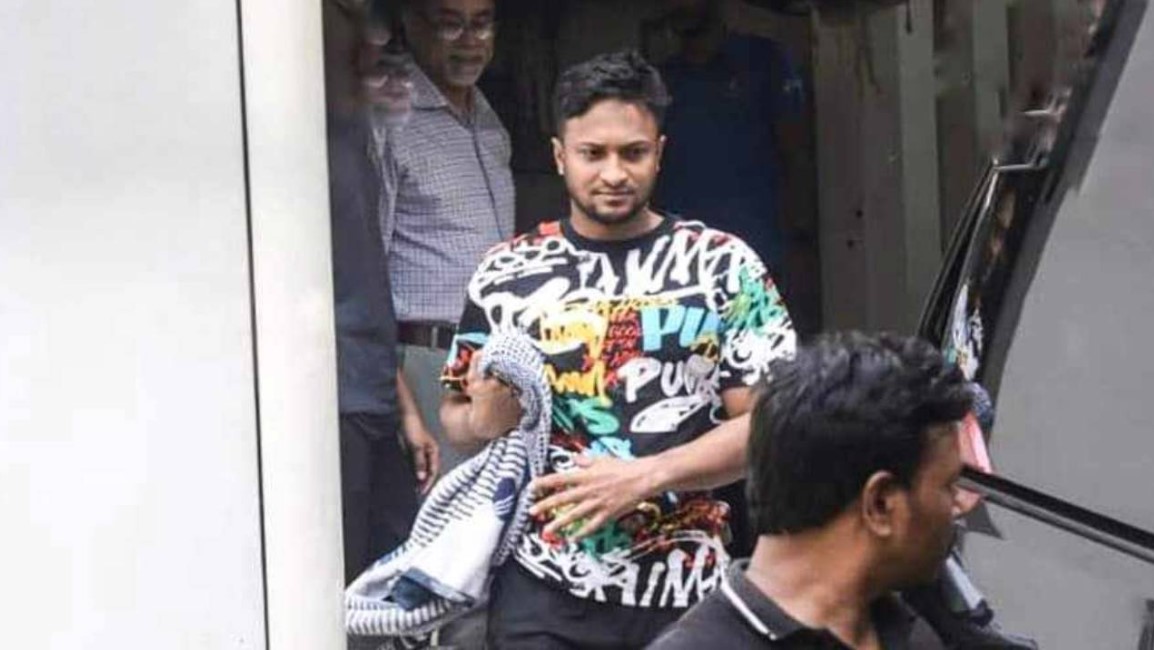 'ভুয়া ভুয়া' বলে দুয়োধ্বনি ছুড়ে সমর্থকদের উল্লাস