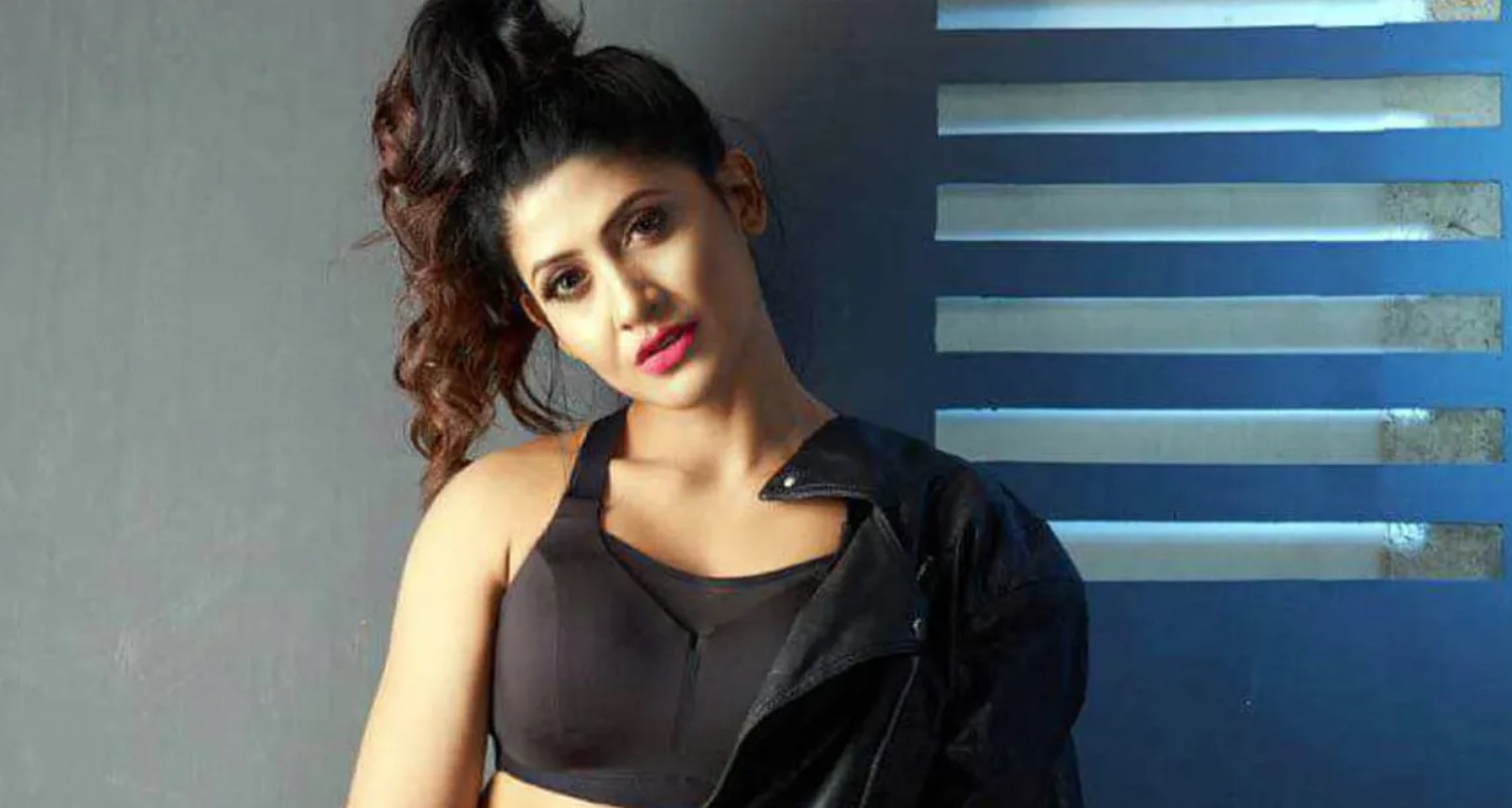 'ক্রিকেটারদের স্ত্রীরা আমাকে নিরাপদ মনে করেন না' : শ্রাবণ্য তৌহিদা