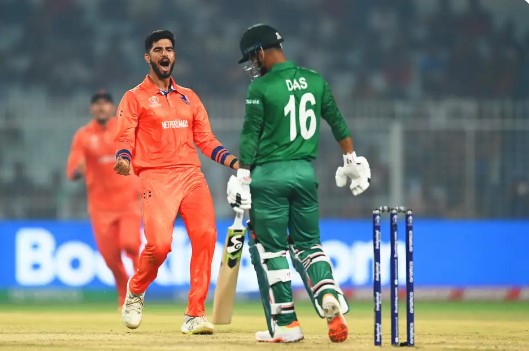 ২ উইকেট ভাসিয়ে ব্যাটিং বিপর্যয়ে বাংলাদেশ, দেখুন সর্বশেষ স্কোর
