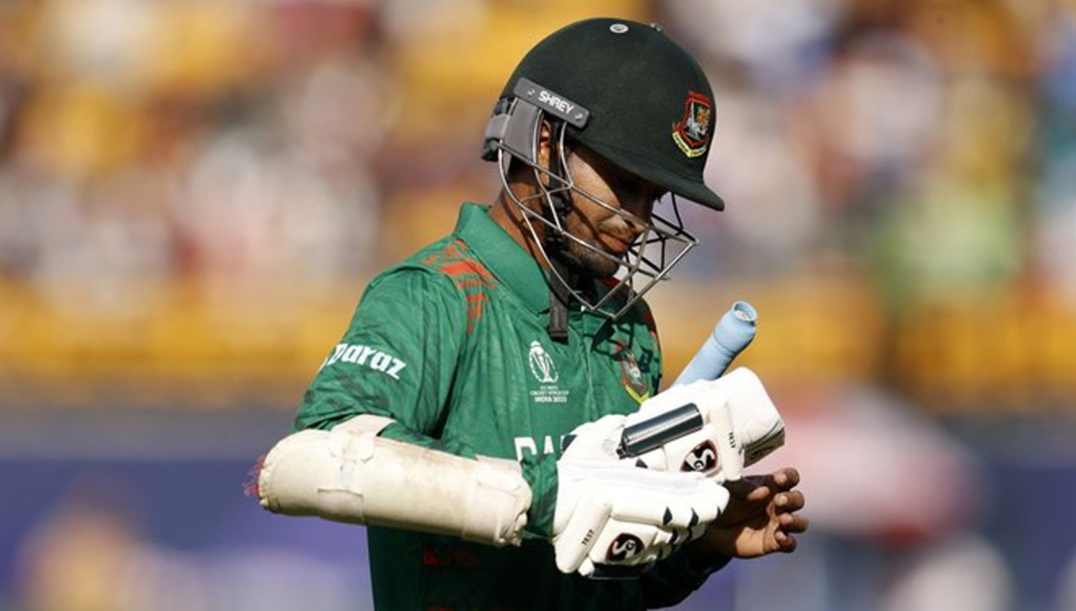 পাকিস্তান ম্যাচে সাকিবের সাদামাটা ব্যাটকে ঘিরে তুমুল আলোচনা
