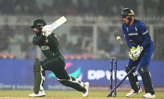 পাকিস্তানকে পাত্তাই দিলো না ইংল্যান্ড, দেখে নিন স্কোর আপডেট