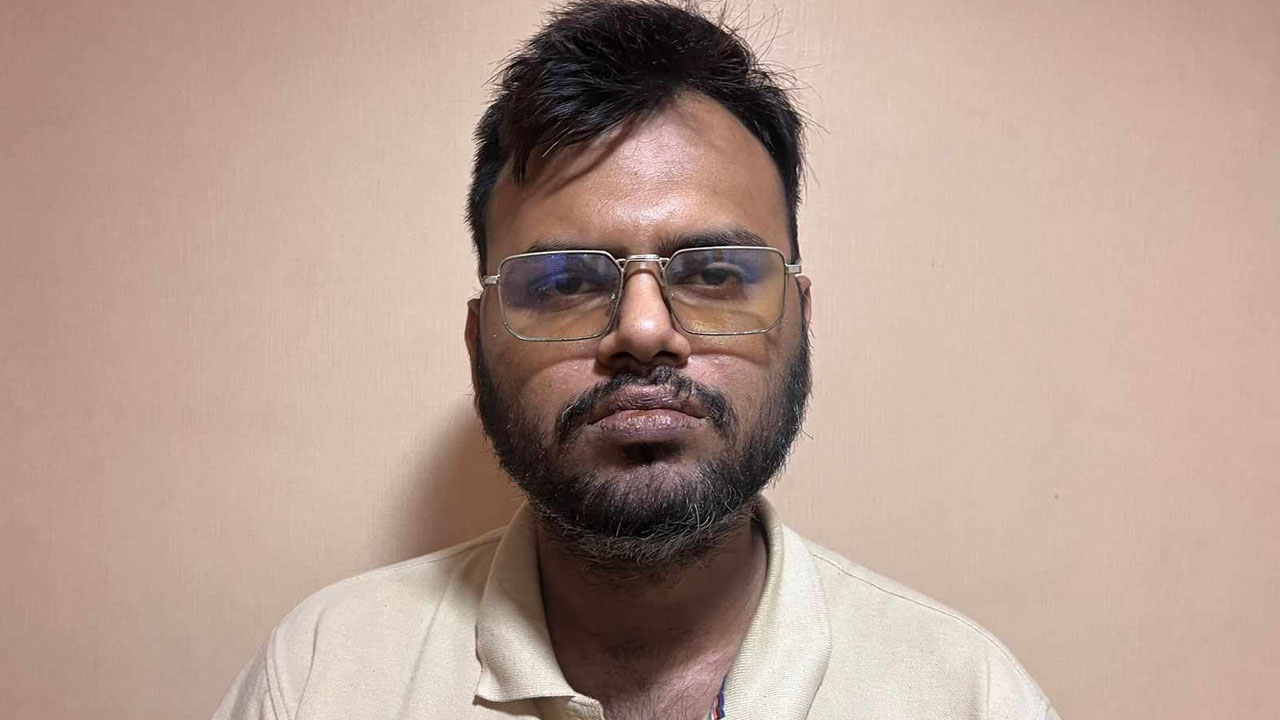 পুলিশের সঙ্গে চা খেতে এসে একি কান্ড করলো ‘সিনিয়র সহকারী সচিব’