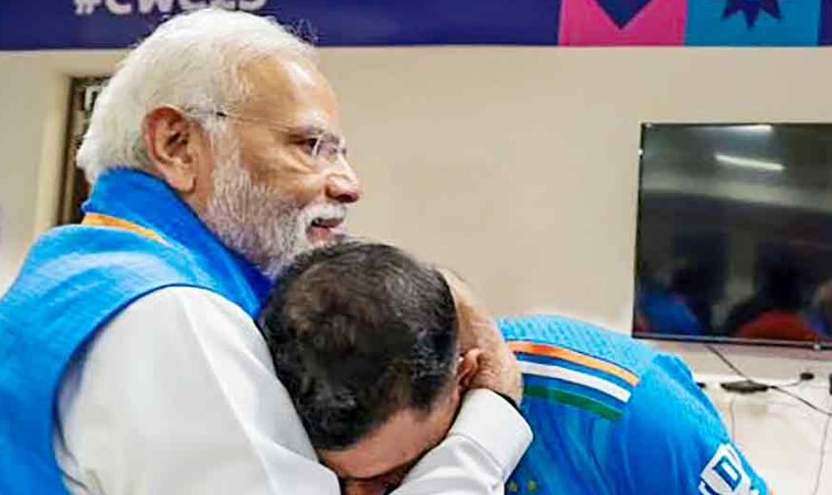 ‘মুখে হাসি আনো, গোটা দেশ তোমাদের দেখছে’