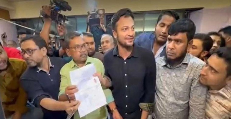 মনোনয়ন ফরম জমা দিলেন সাকিব
