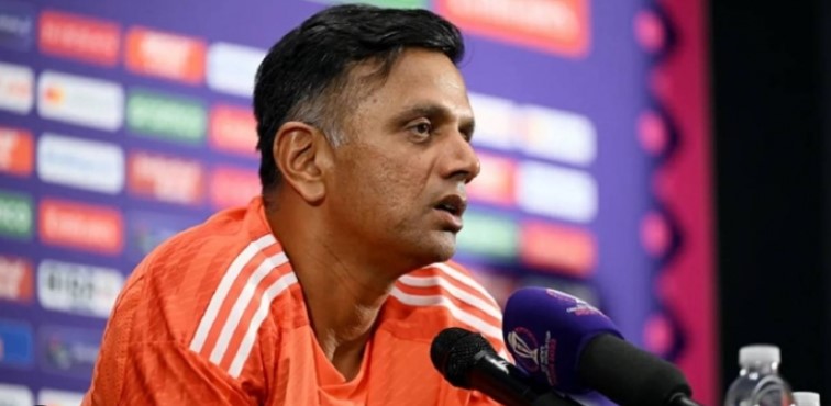 ভারতের হেড কোচের দায়িত্ব ছাড়ছেন দ্রাবিড়, নতুন কোচের দায়িত্বে একজনই এগিয়ে