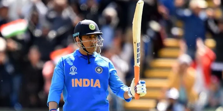 ভক্তদের আবদার মেটাতে অদ্ভুদ কান্ড করলেন ধোনি