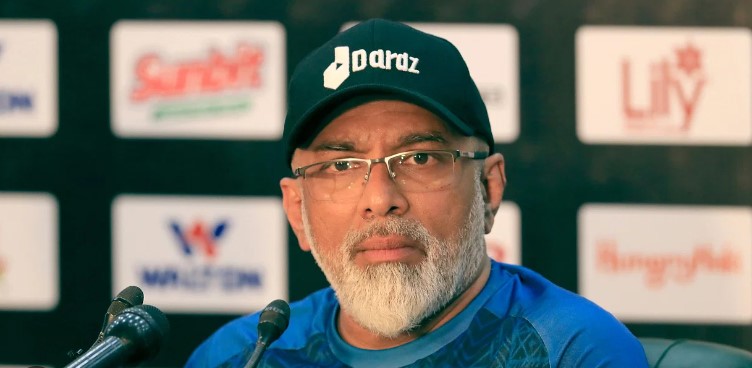 হাথুরুসিংহের বিরুদ্ধে হাত তোলার অভিযোগে, কড়া জবাব দিলেন বিসিবি পরিচালক