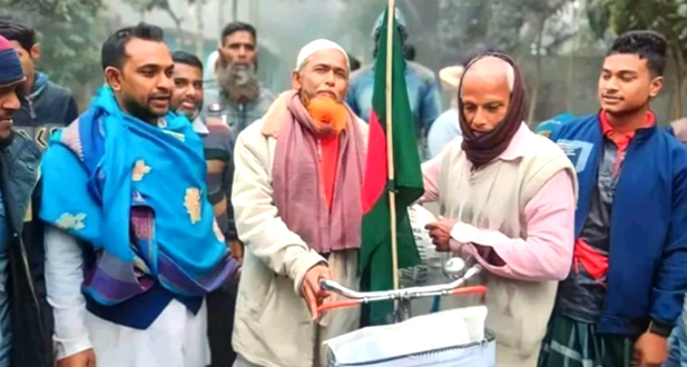 সাইকেল চালিয়ে হজ করতে যাচ্ছেন ৬৫ বছর বয়সের বৃদ্ধা আইয়ুব আলী