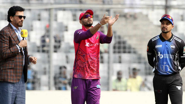 বাবরকে নিয়ে ফিল্ডিংয়ে সাকিবের রংপুর