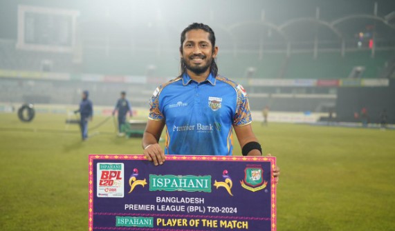 বিজয়ের ম্যান অব দ্য ম্যাচের পুরস্কারের টাকা তুলে দিলেন, ক্যানসার আক্রন্ত সাবেক কোচকে