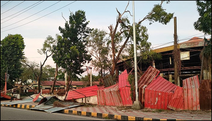 শীতের মাঝেই ঝড়ে লন্ডভন্ড ঘড়বাড়ি অসহায় কয়েক হাজার মানুষ