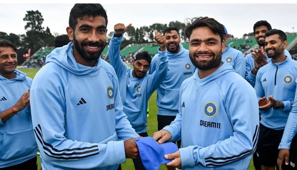 ভারতের তারকা ক্রিকেটারের বাবা বাড়ি বাড়ি গ্যাস সরবরাহ করছেন (ভিডিওসহ)