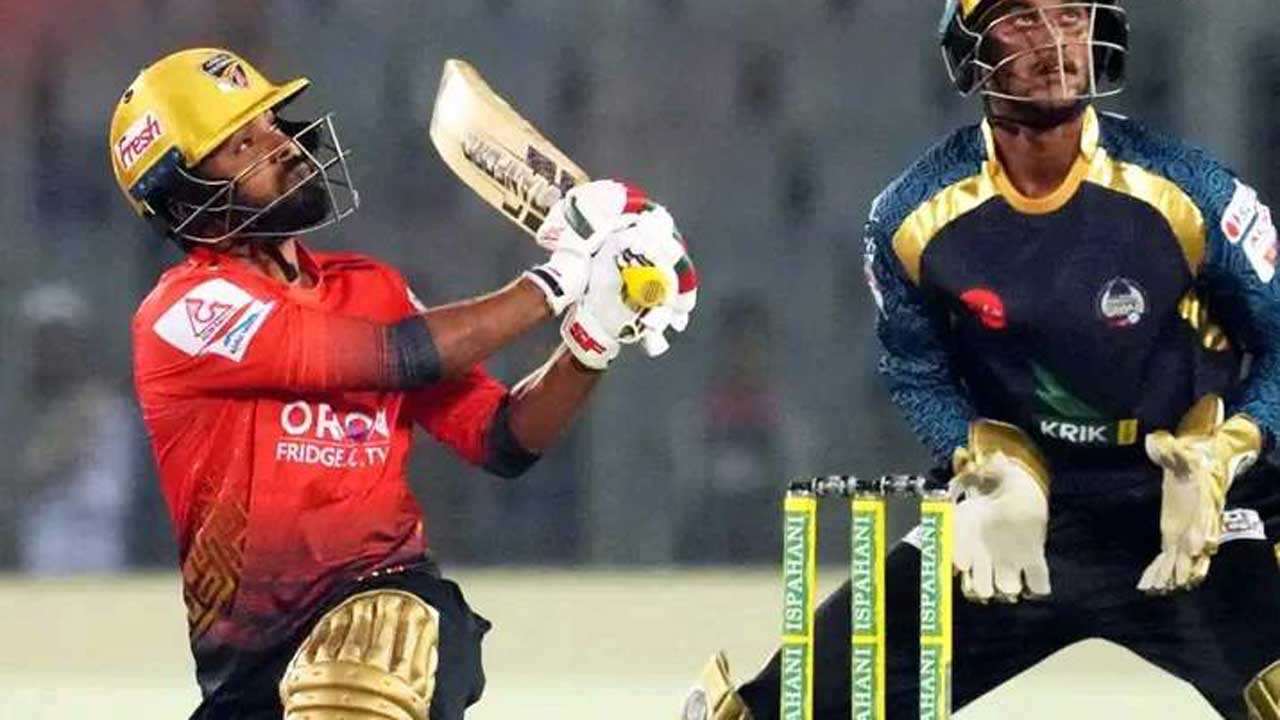 শেষ ওভারের চরম নাটকীয়টায় শেষ ঢাকা-কুমিল্লার ম্যাচ!
