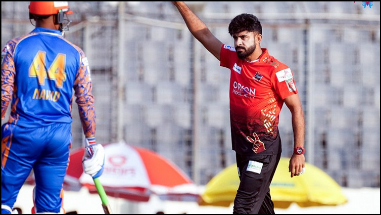 হাইভোল্টেজ ম্যাচে ব্যাটিংয়ে খুলনা, দেখেনিন দুদলের একাদশ!