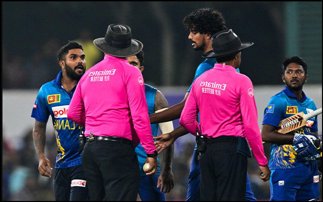 অন্য চাকরি করতে বললেন আম্পায়ারকে হাসারাঙ্গা