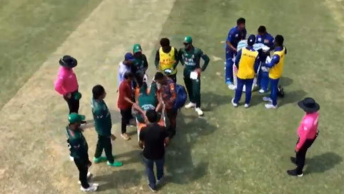 ব্রেকিং নিউজ: স্ট্রেচারে করে মাঠ ছাড়লেন মোস্তাফিজ