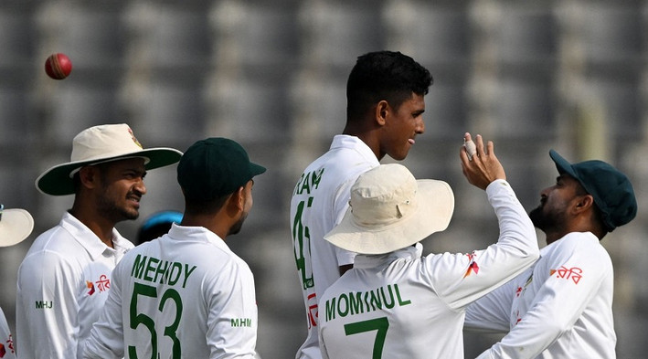 ৩৯ বছরের রেকর্ড ভেঙে সর্বনিন্ম রানে অল-আউট হওয়ার লজ্জার রেকর্ড গড়লো শ্রীলঙ্কা