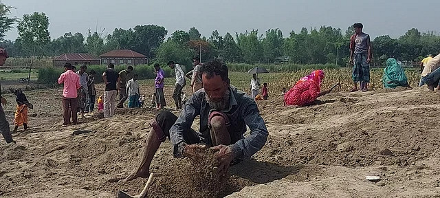 মাটি খুড়লেই সোনা এমন খবর পেয়ে গ্রামের সবাই মাটি খুঁড়ছে তো খুঁড়ছেই