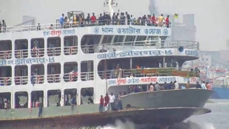 চলন্ত লঞ্চে সন্তান প্রসব করে আজীবন ভাড়া ফ্রি পুরুষ্কার পেলেন মা-শিশু