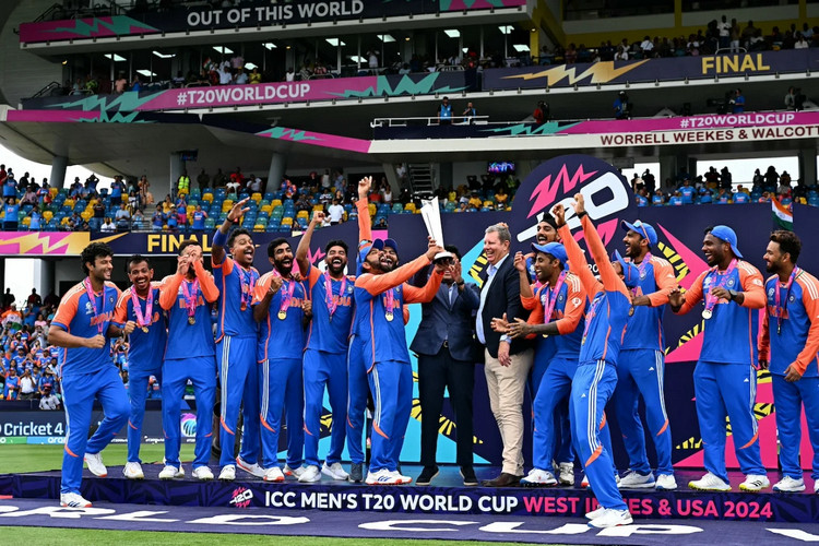 এক নজরে দেখেনিন চ্যাম্পিয়ন দল ও রানার্সআপ দল কে কত টাকার পুরস্কার পেল