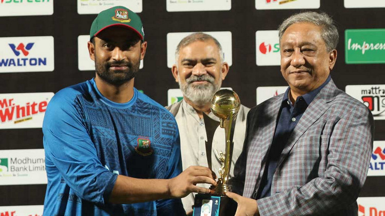 ব্রেকিং নিউজ: আইসিসি চ্যাম্পিয়ন্স ট্রফির দলে তামিম