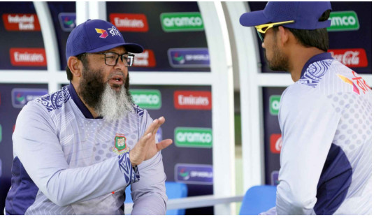 চলমান পরিস্থিতিতে প্রশংসা করে সাকিবের পাশে দাঁড়ালেন মুশতাক আহমেদ