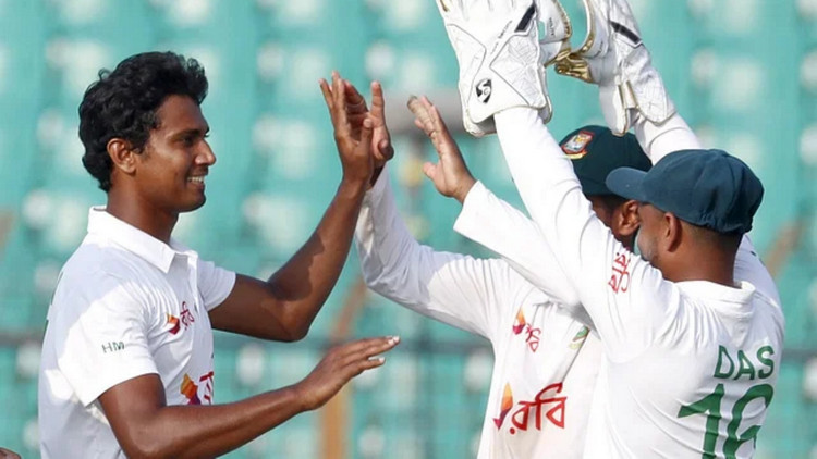 আউট, আউট, আউট, শুরুতেই পাকিস্তান শিবিরে হাসান মাহমুদের আঘাত