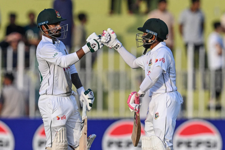 পাকিস্তানের পেসারদের বুড়ো আঙুল দেখিয়ে লিডের স্বপ্ন দেখছে বাংলাদেশ