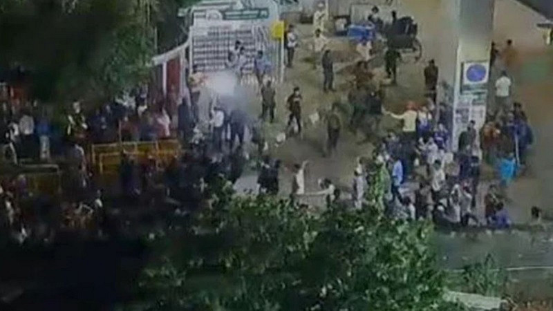 সচিবালয়ে আনসার শিক্ষার্থী সঙ্গে সং *ঘর্ষে আ* হত ২০