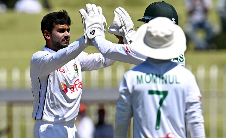 মিরাজ ও তাসকিনের জোড়া উইকেট ধুকছে পাকিস্তান, দেখেনিন সর্বশেষ স্কোর