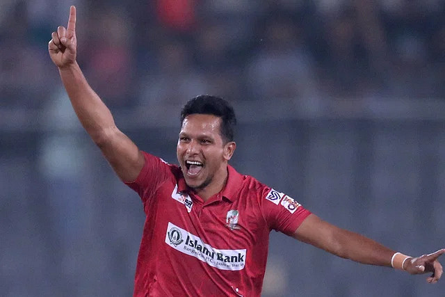 ৪ উইকেট নিয়ে ম্যাচ সেরা হয়ে বিশাল অর্থ পুরস্কার পেলেন সাইফউদ্দিন