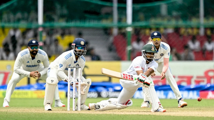 শান্ত ও মমিনুলের ব্যাটে ভর করে লাঞ্চ বিরতিতে গেল বাংলাদেশ, দেখেনিন সর্বশেষ স্কোর