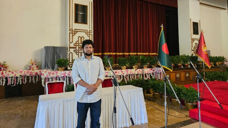 ব্রেকিং নিউজ: বঙ্গভবন থেকে শেখ মুজিবের ছবি সরালেন উপদেষ্টা মাহফুজ