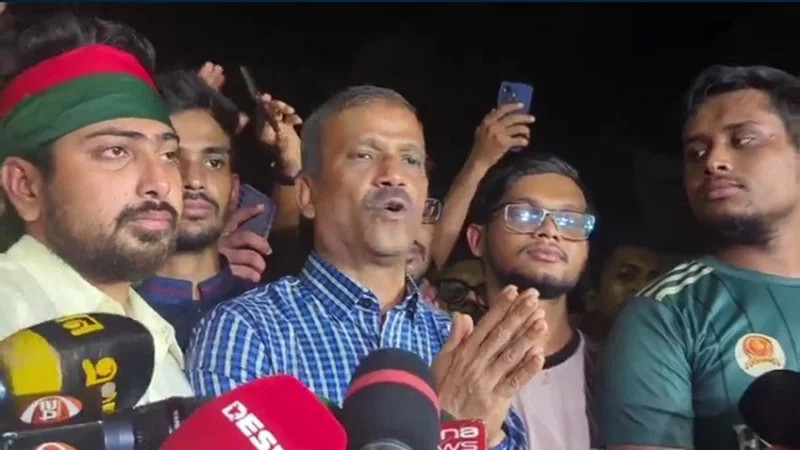 ৫ আগস্ট যে কারণে বঙ্গভবনে না গিয়ে আসিফ নজরুলের গাড়ি থেকে নেমে এসেছিলেন হাসনাত