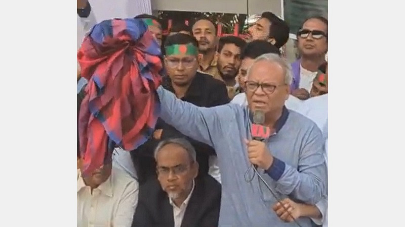 নিজ স্ত্রীর দেয়া শাড়ি ছুড়ে মেরে অবিশ্বাস্য কান্ড ঘটালেন রিজভী