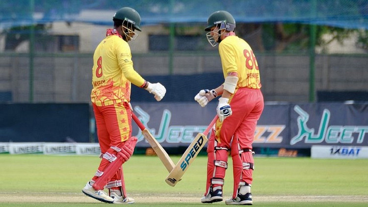 পাকিস্তানকে রুদ্ধশ্বাস ম্যাচে উড়িয়ে দিল জিম্বাবুয়ে