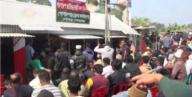 এইমাত্র পাওয়া: গোপালগঞ্জে দীর্ঘদিন পর আবারও শুরু...