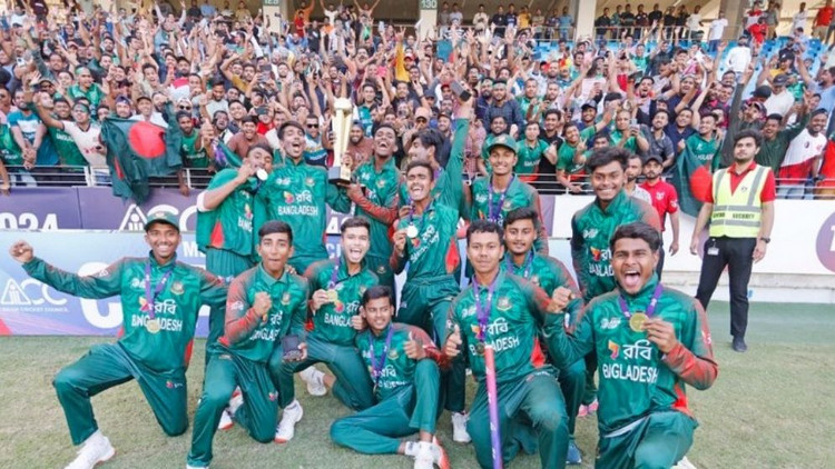এশিয়া কাপজয়ীদের মূল্যবান উপহার দিলেন তামিম