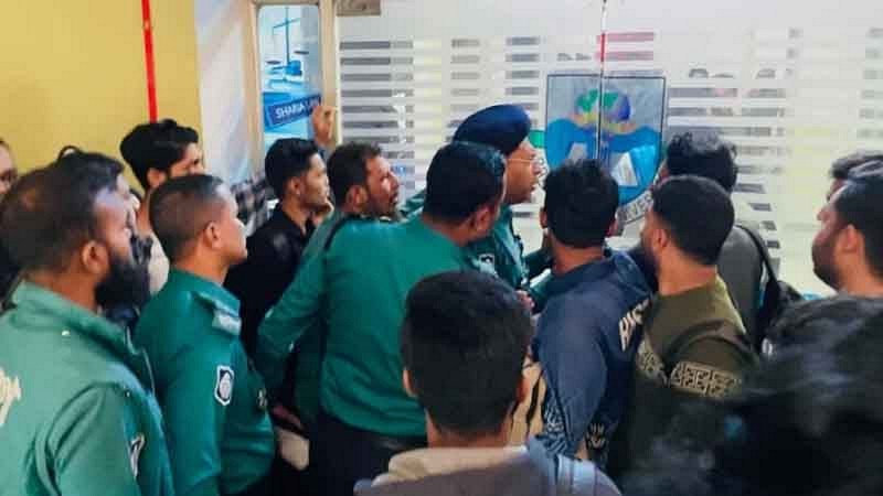 বিশ্ববিদ্যালয়ের পরিস্থিতি থমথমে, শিক্ষার্থীকে পিটানোর পর প্রফেসরের গায়ে হাত তুললেন এক সমন্বয়ক