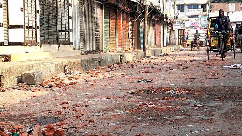 ব্রেকিং নিউজ: মসজিদের মাইকে ঘোষণা দিয়ে ছাত্রদলের দু’গ্রুপের সং ঘ র্ষ, নিয়ন্ত্রণে সেনাবাহিনী