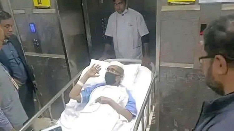 বুকে ব্যথা নিয়ে হাসপাতালে ভর্তি সাবেক স্বরাষ্ট্র প্রতিমন্ত্রী লুৎফুজ্জামান বাবর