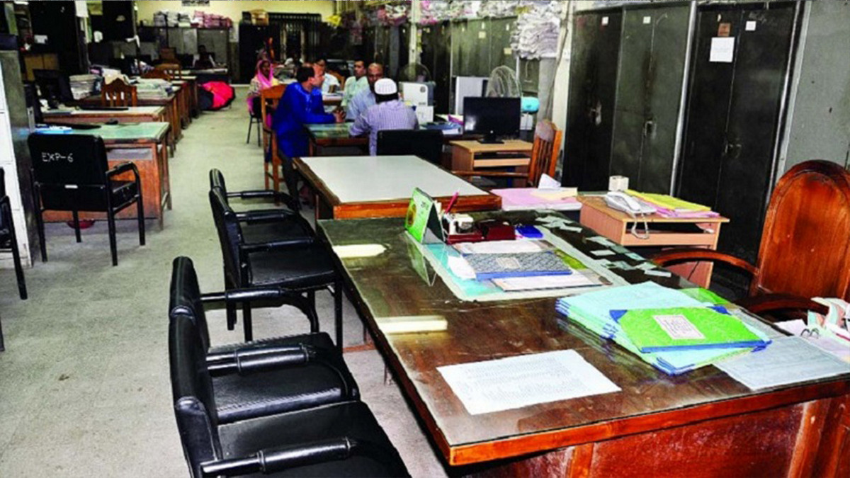 বিশাল সুখবর: তিন দিনের ছুটি পাচ্ছে চাকরিজীবীরা