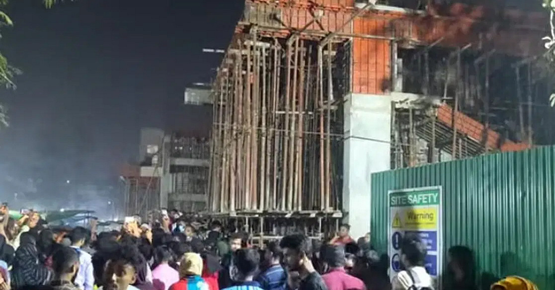সিইপিজেডে শ্রমিকদের সঙ্গে পুলিশের সংঘর্ষ, এলাকায় থমথমে পরিস্থিতি