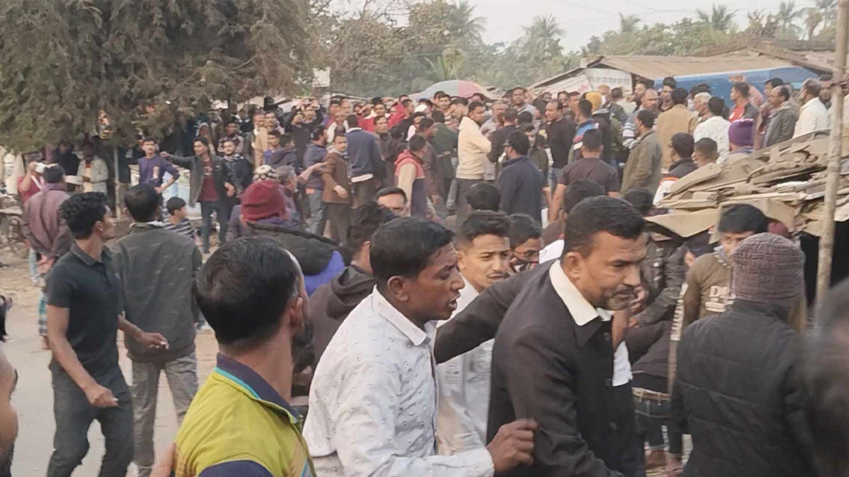 ব্রেকিং নিউজ: বিএনপির দুই গ্রুপের সংঘর্ষ, পরিস্থিতি নিয়ন্ত্রণে ১৪৪ ধারা